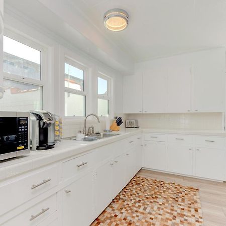 Lovely White Beach House Redondo Beach Exterior photo