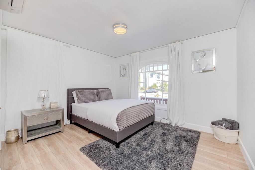 Lovely White Beach House Redondo Beach Exterior photo