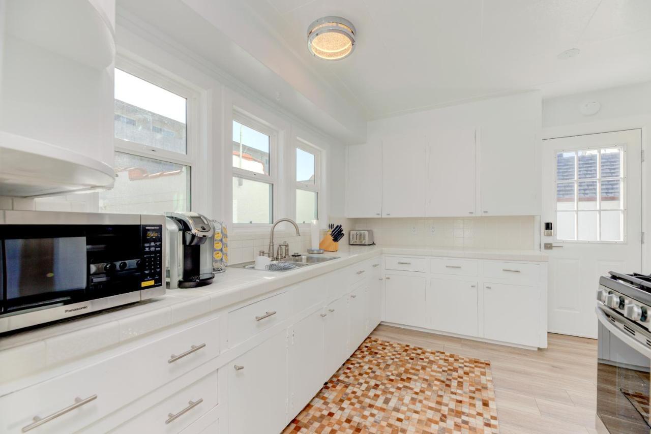 Lovely White Beach House Redondo Beach Exterior photo