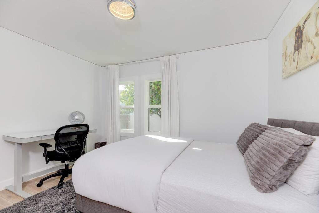 Lovely White Beach House Redondo Beach Exterior photo