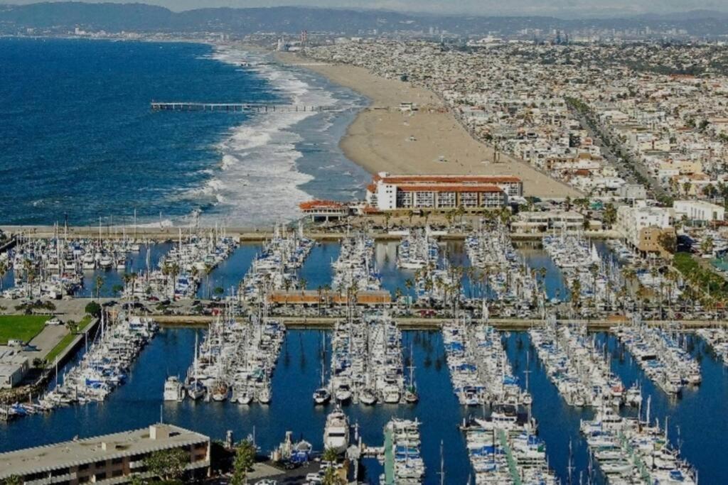 Lovely White Beach House Redondo Beach Exterior photo